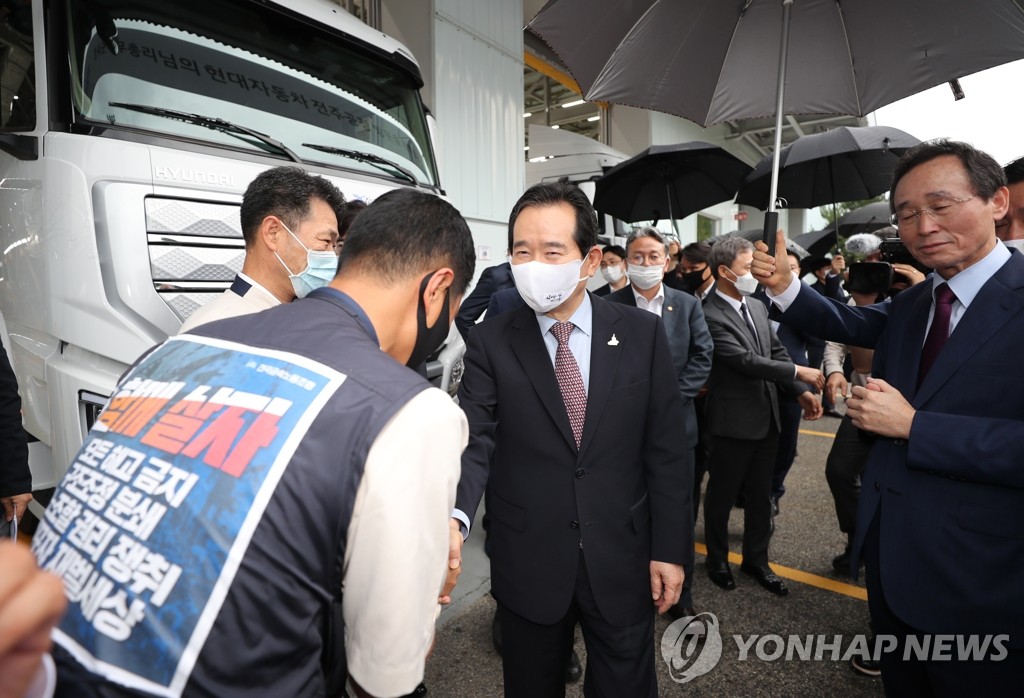 현대차 전주공장 근로자 격려하는 정세균 총리