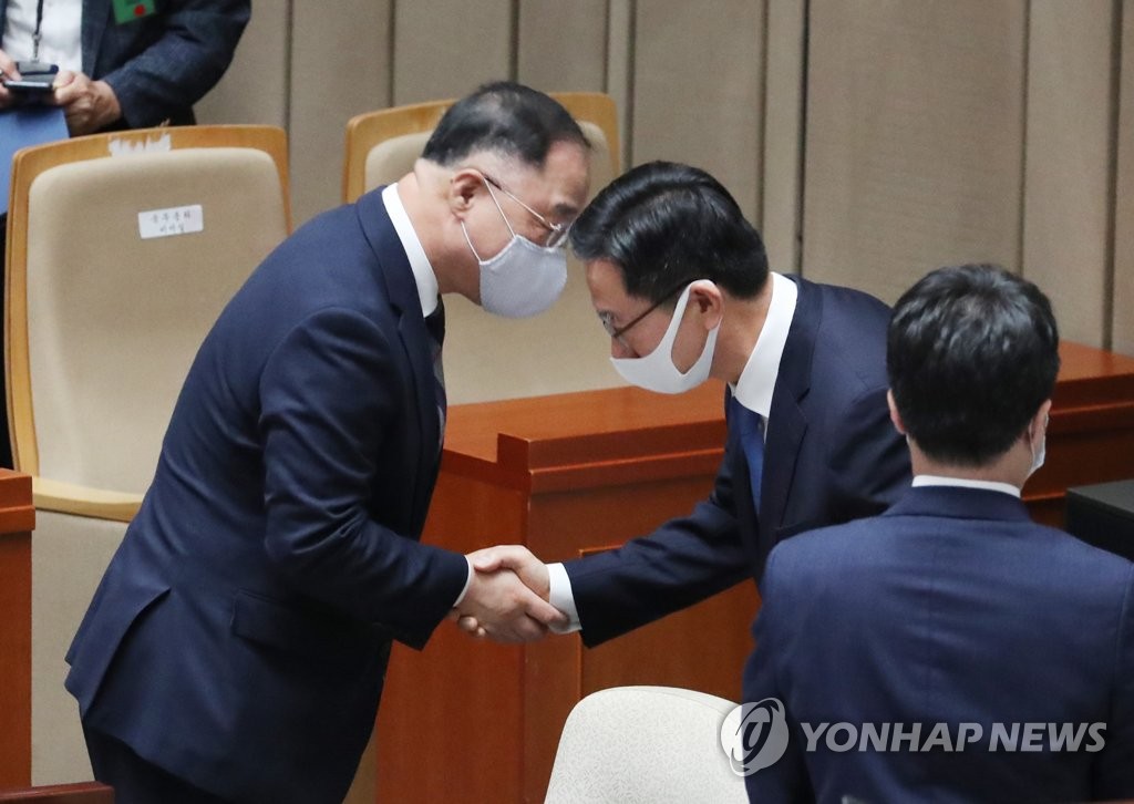 추경안 예결위 통과 뒤 악수하는 홍남기-정성호