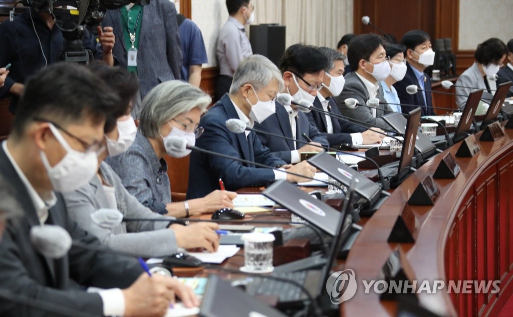 임시국무회의 참석한 장관들