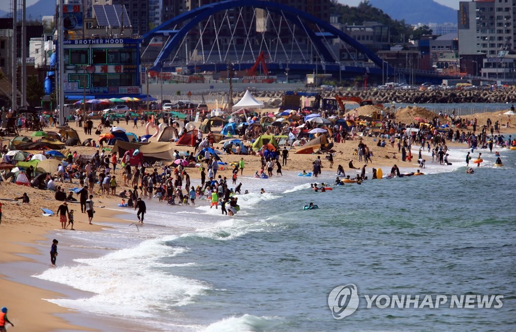 붐비는 속초해수욕장