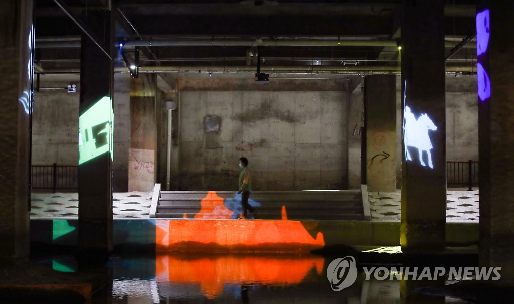 예술공간으로 탈바꿈한 홍제천길