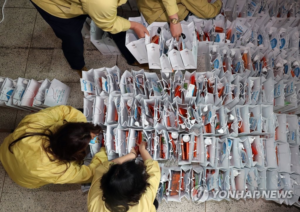 자가격리 물품 챙기는 공무원들