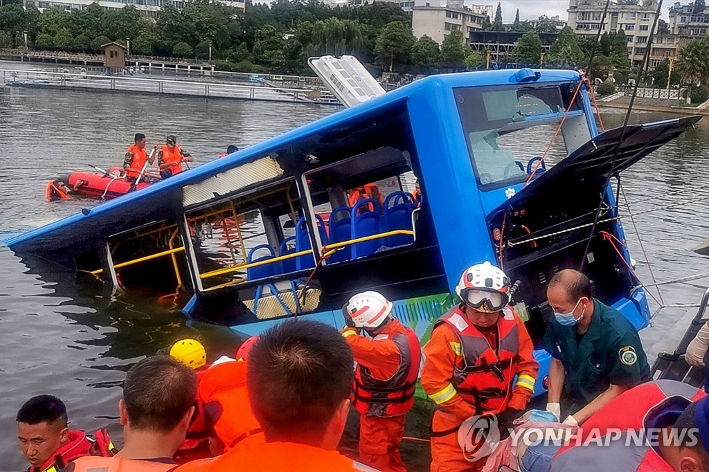 호수 추락 버스 인양하는 중국 구조대