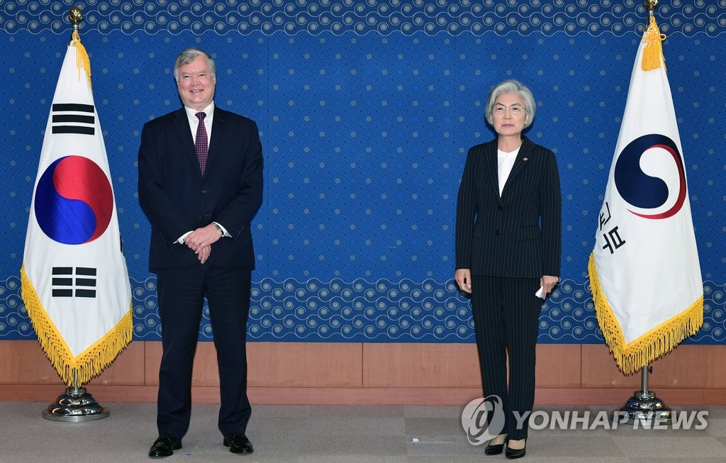Foreign minister meets U.S. point man for N. Korea Foreign minister meets U.S. point man for N. Korea