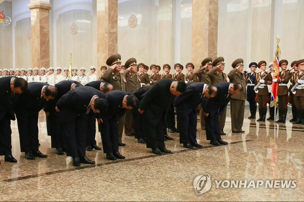 김정은, 김일성 26주기 금수산태양궁전 참배