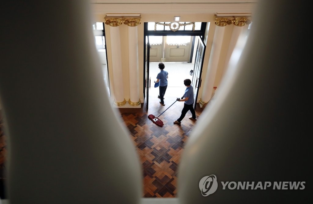 코로나19, 자리를 지키는 사람들