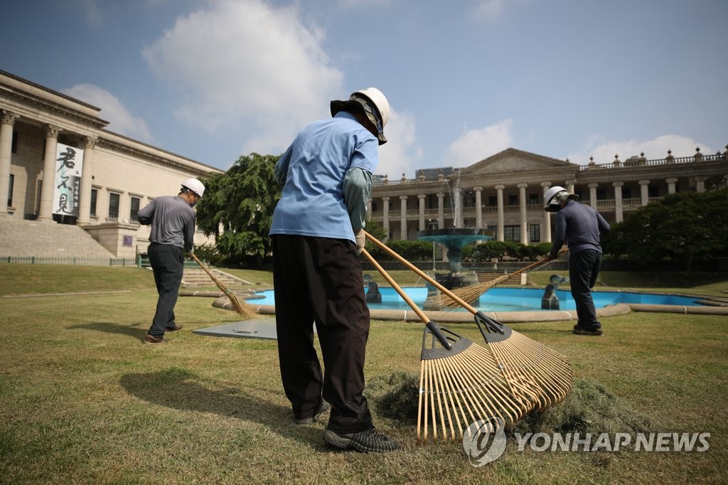 보는 이 없어도 묵묵하게