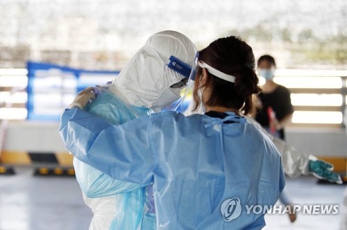 지쳐가는 선별진료소 의료진
