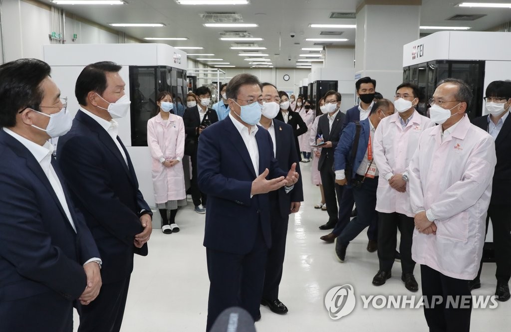 포토레지스트 협력 공정 시찰하는 문 대통령