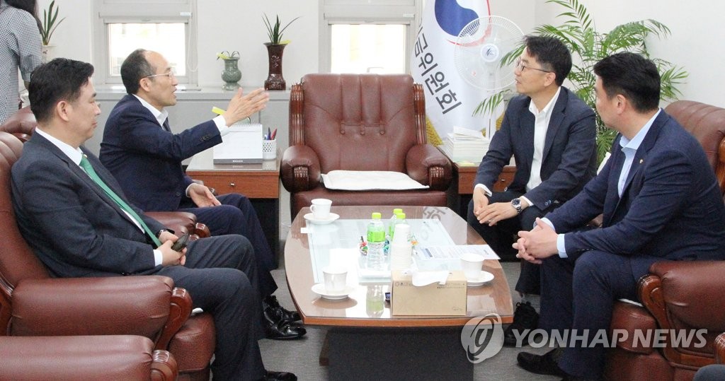 박준식 위원장과 면담하는 미래통합당 의원들