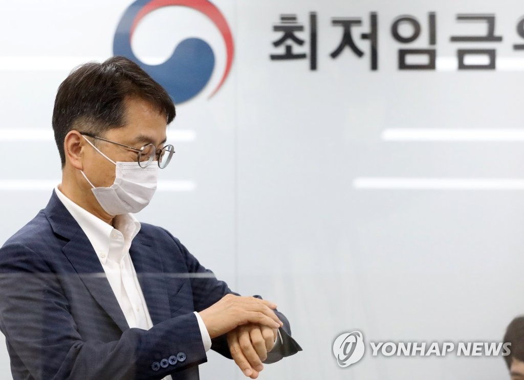 최저임금위원회 '시간은?'