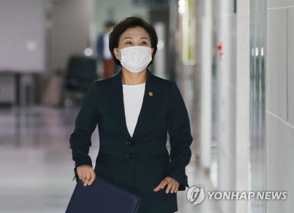 부동산 관련 당정 참석하는 김현미 국토부 장관