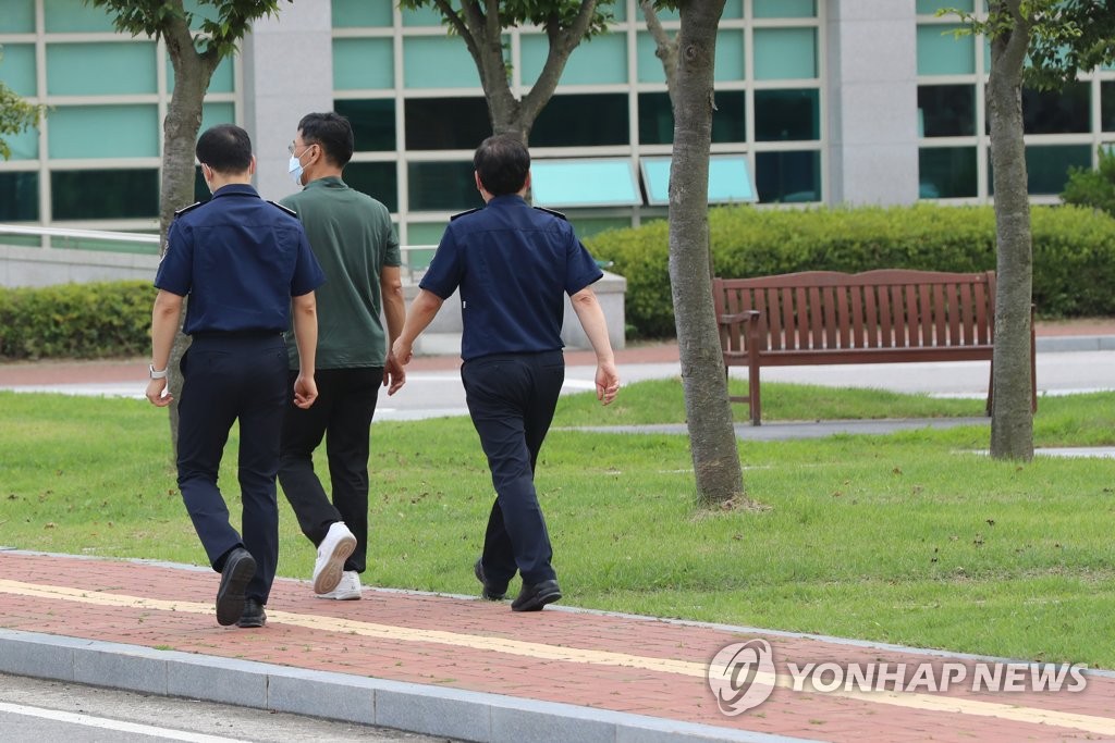 안희정 '무거운 발걸음'