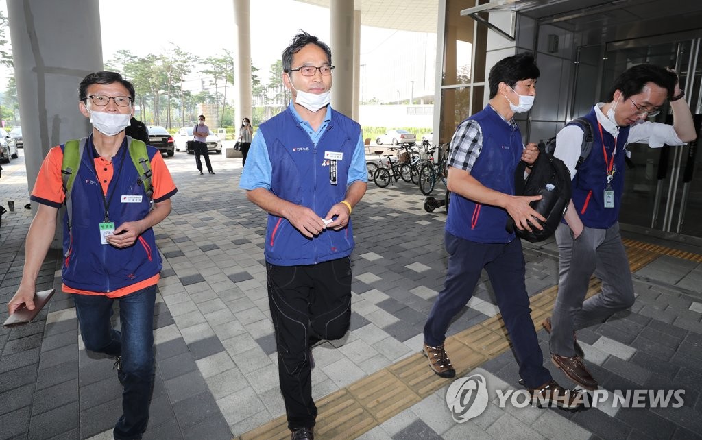 청사 나서는 민주노총 근로자 위원들