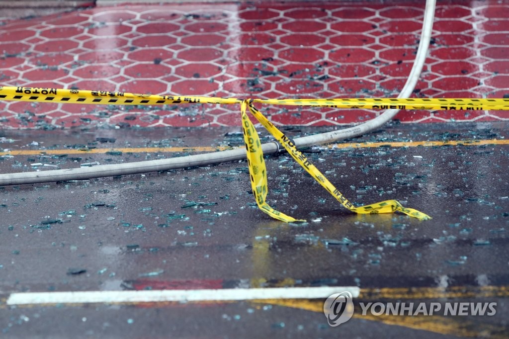 화재 현장에 흩어진 유리 파편