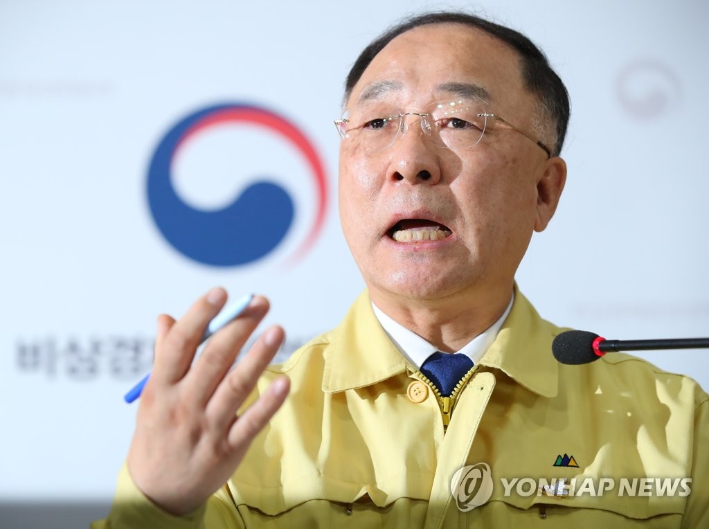 취재진 질문에 답하는 홍남기 부총리