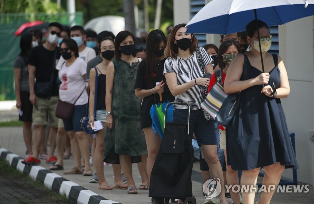 싱가포르 총선 투표장에 줄지어 선 유권자들