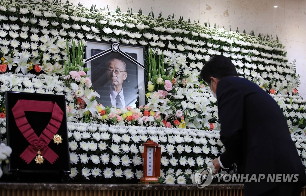 백선엽 장군 빈소 찾아 헌화하는 조문객들
