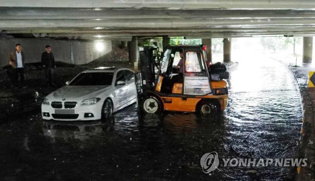 불어난 하천에 차량 침수