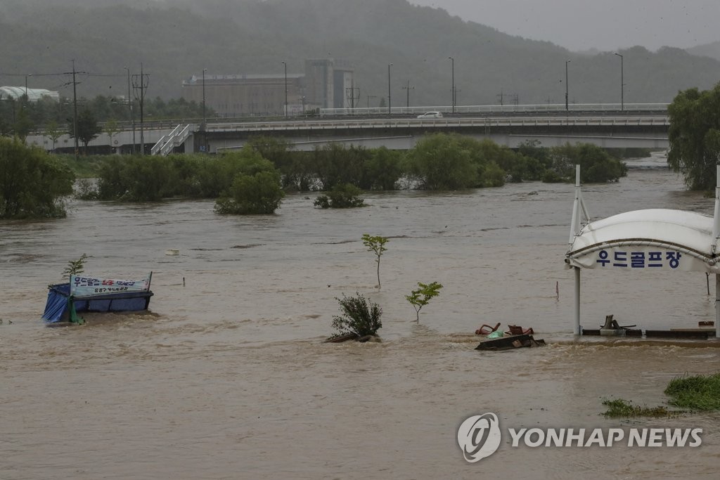 물에 잠긴 갑천의 우드골프장