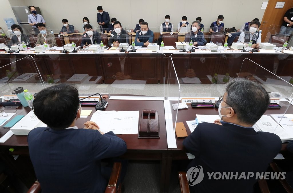 전원회의 주재하는 박준식 위원장