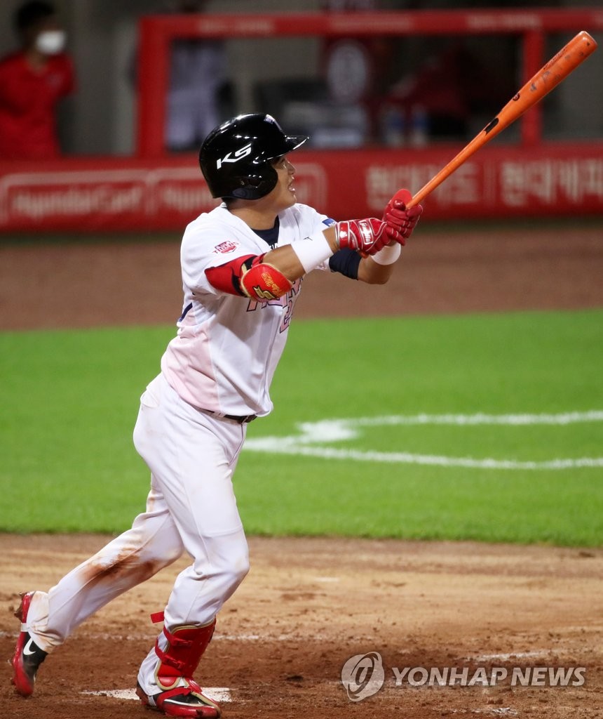 Kia Tigers' Kim Min-sik swings bat Kia Tigers' Kim Min-sik swings bat
