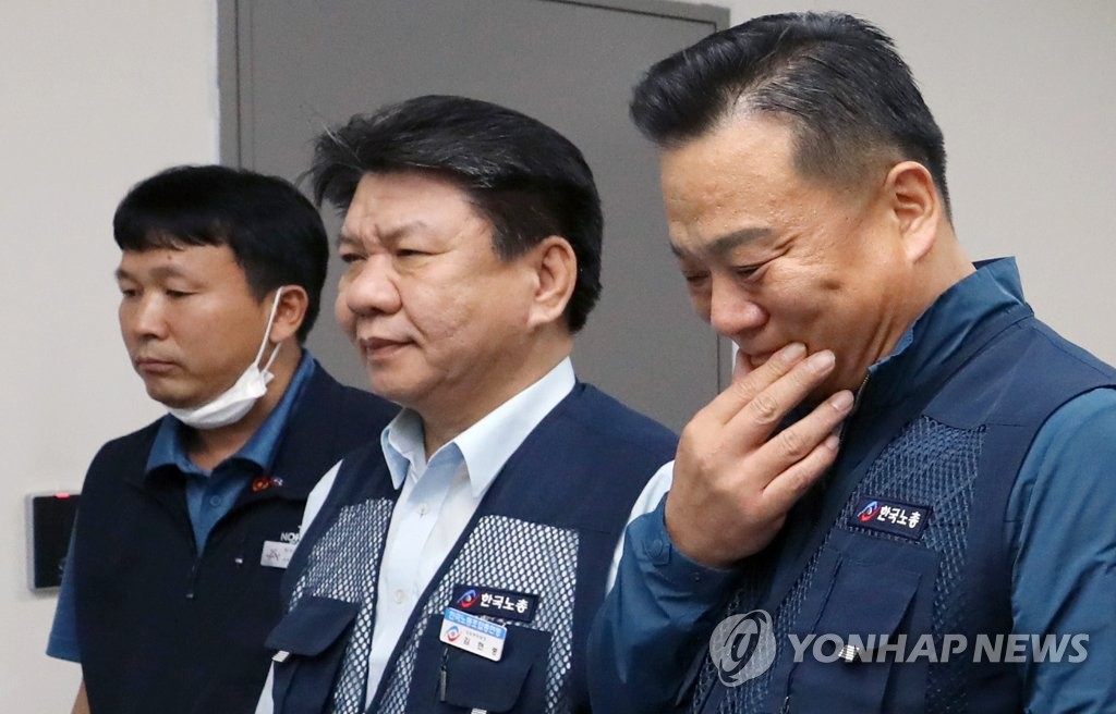 '퇴장' 무거운 표정의 한국노총 위원들