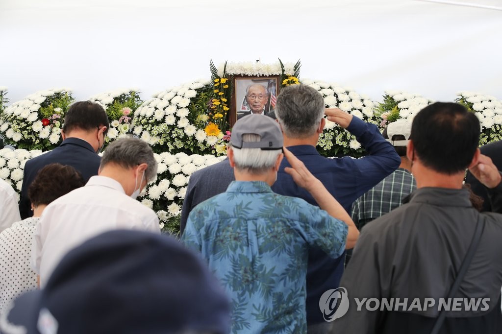백선엽 장군 분향소서 조문하는 시민들