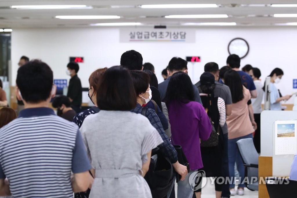 오늘도 길게 늘어선 줄