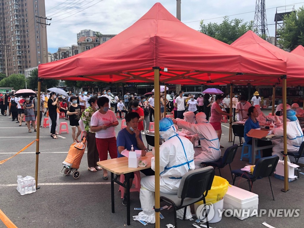 코로나19 환자 발생에 진료소로 몰린 중국 다롄 주민들