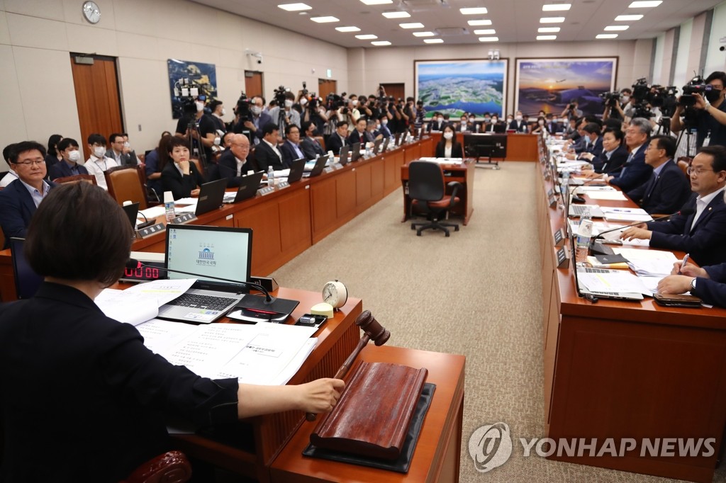 의사봉 두드리는 진선미 국토교통위원장