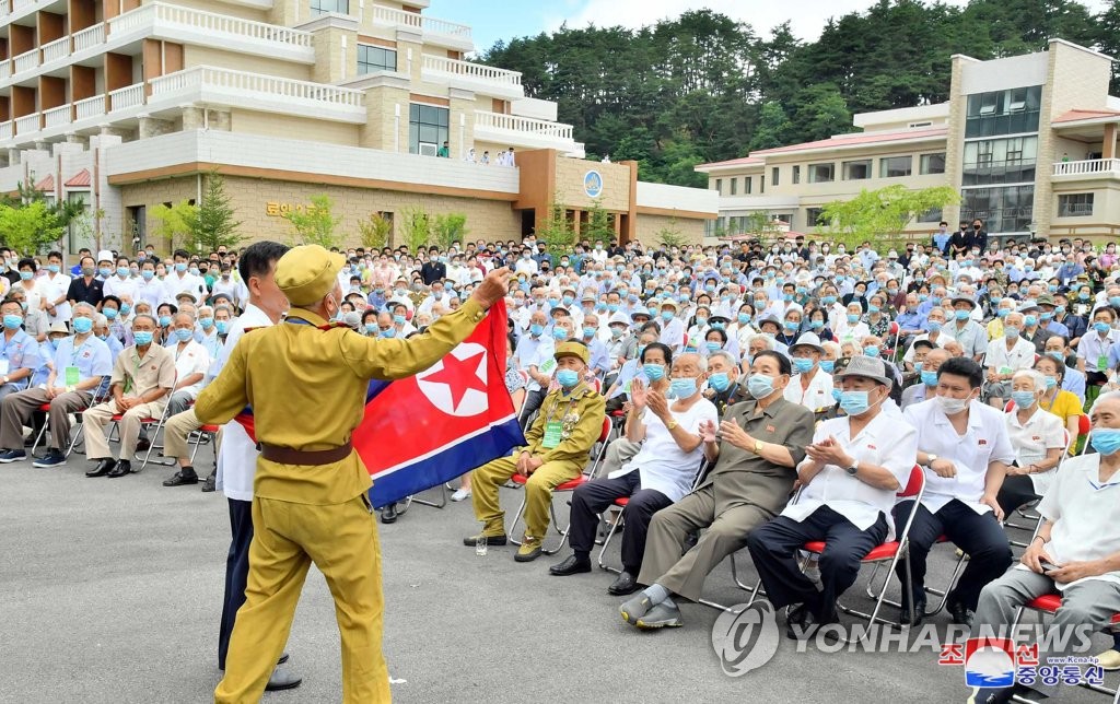 공연 즐기는 북한 전쟁노병들
