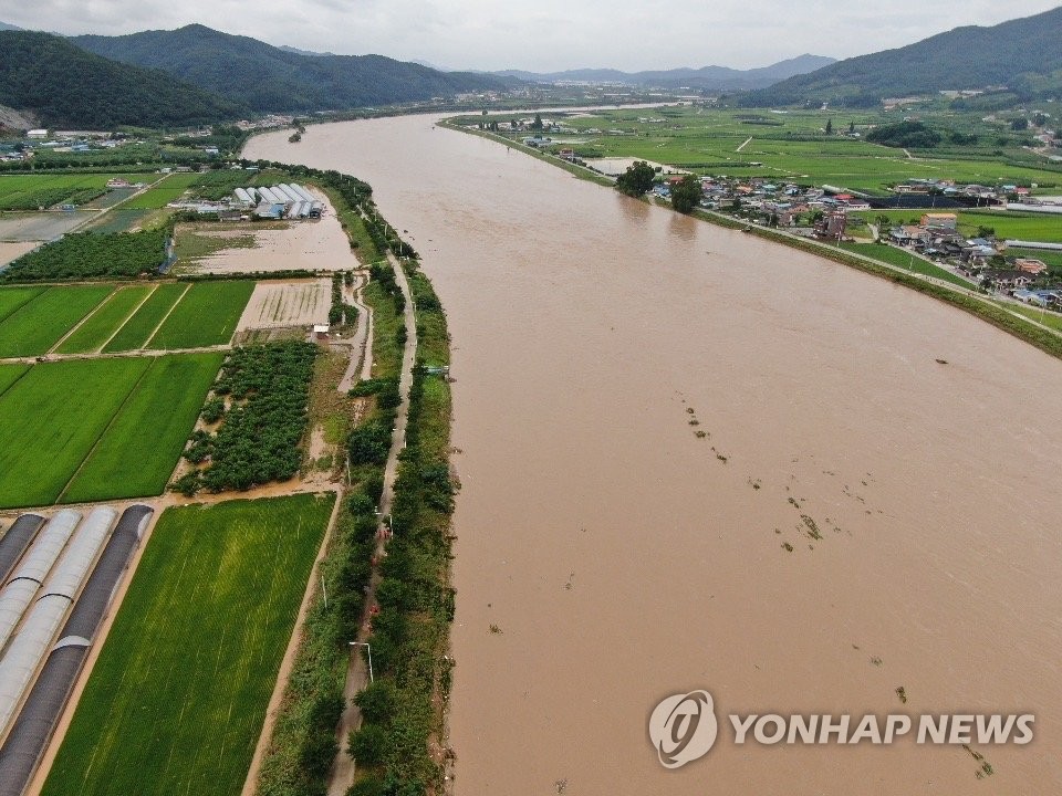 폭우로 불어난 하천
