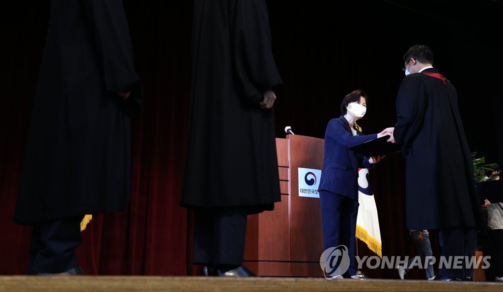 신임 검사 임관식 임명장 수여