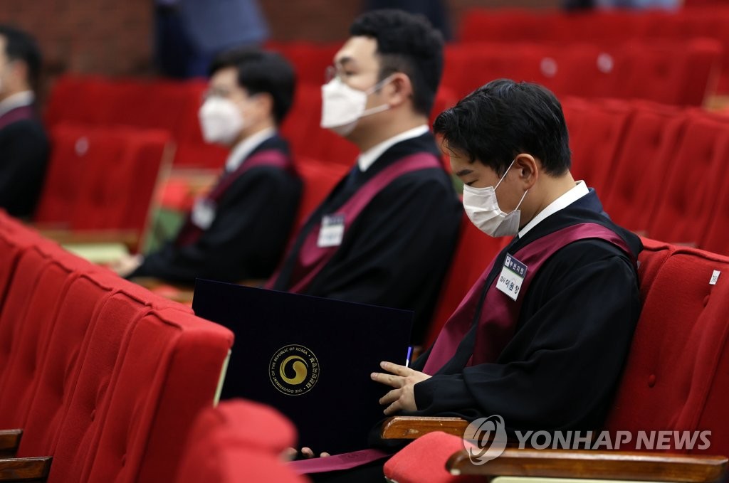 임명장 살펴보는 신임 검사