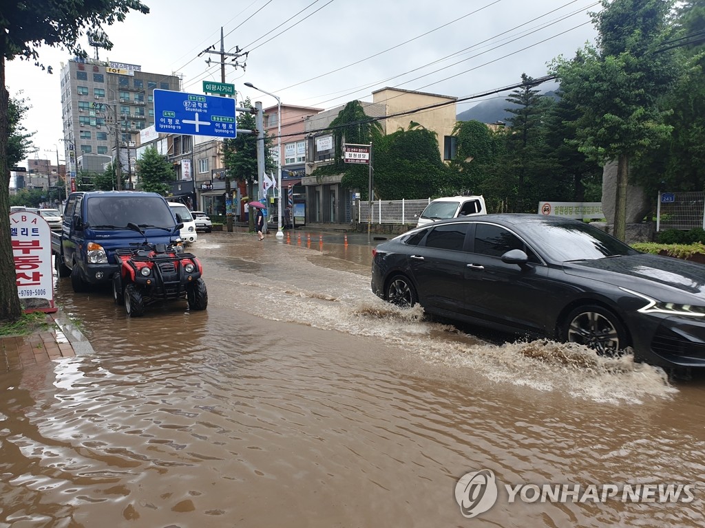 철원 폭우, 침수된 도로