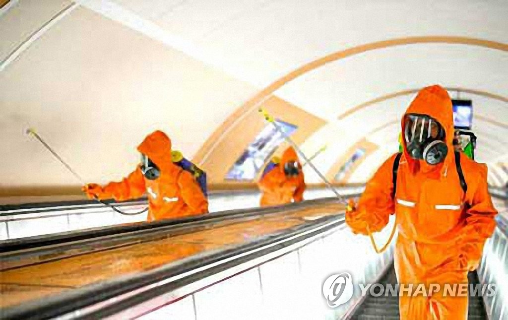 "코로나 바이러스 막는다" 북한, 평양 지하철 소독
