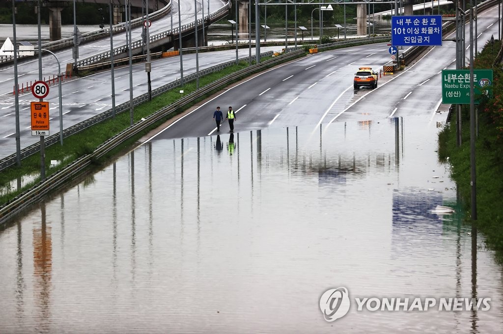 ソウルの幹線道路が通行止めに ソウルの幹線道路が通行止めに
