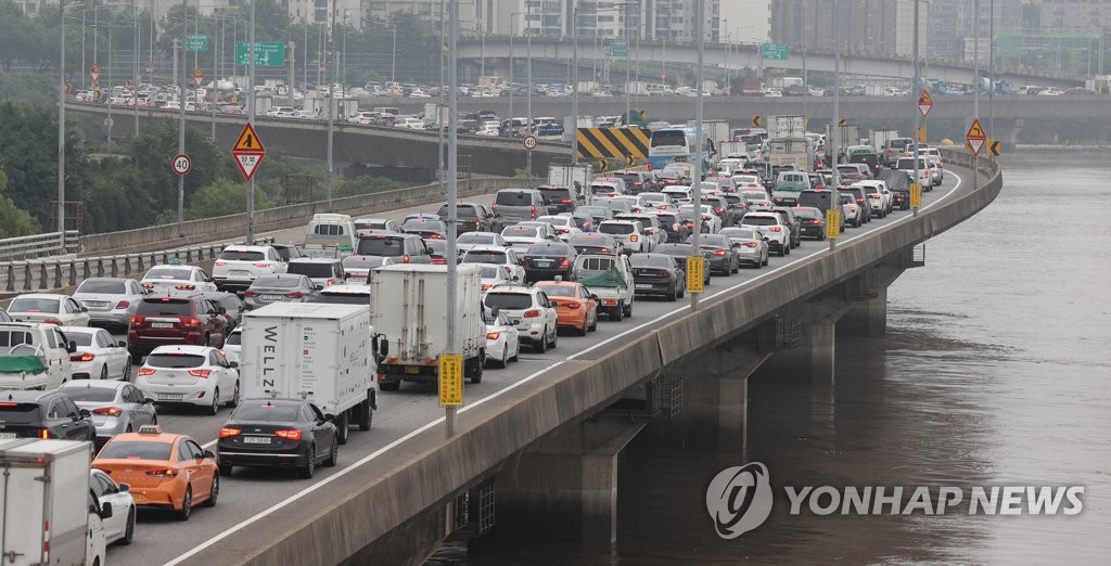 ソウル主要道の渋滞続く ソウル主要道の渋滞続く