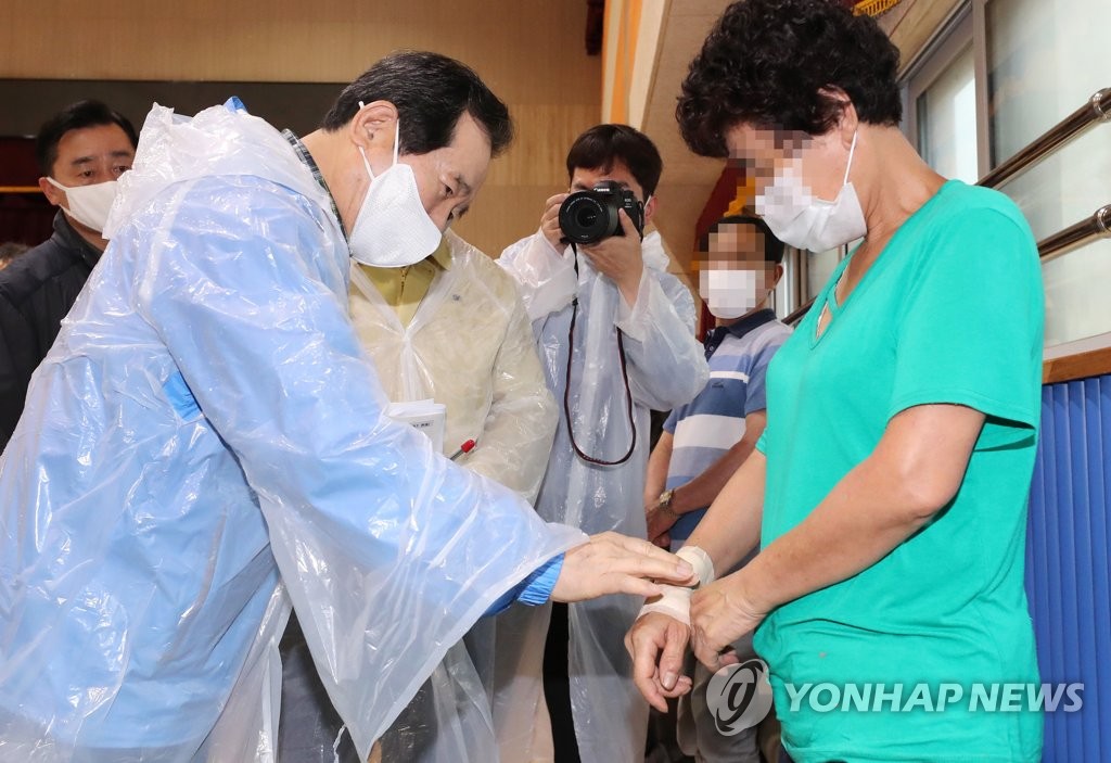 수재민 위로하는 정세균 총리