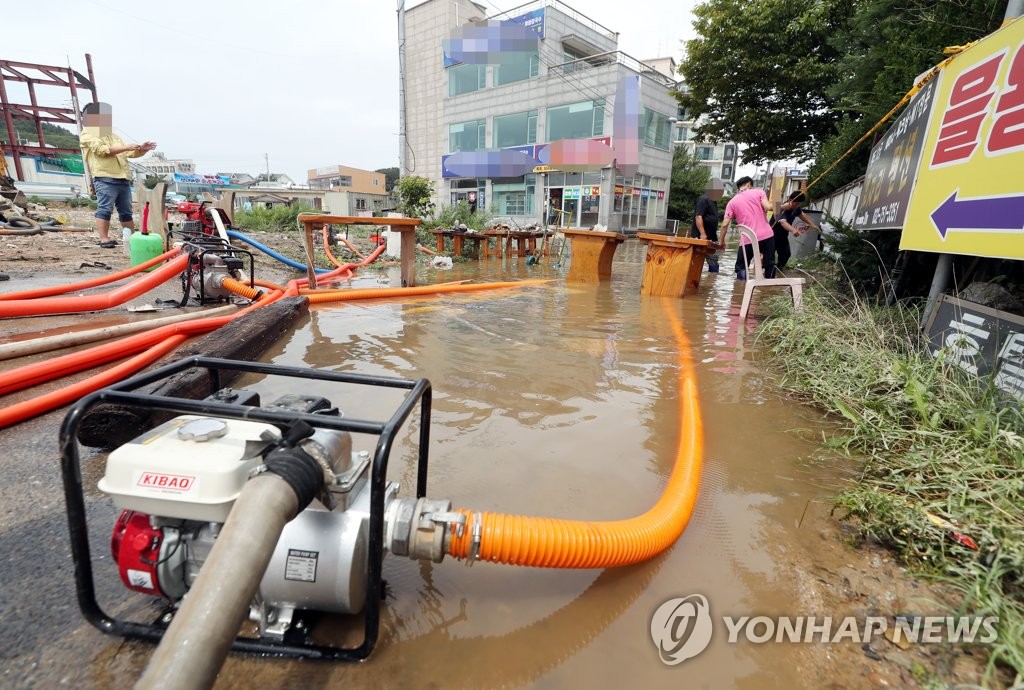양수기 동원된 영종도 침수 골목
