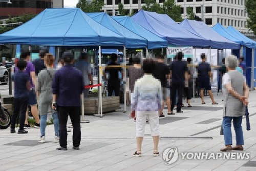 남대문시장 집단감염에 늘어난 임시선별진료소 대기 인원