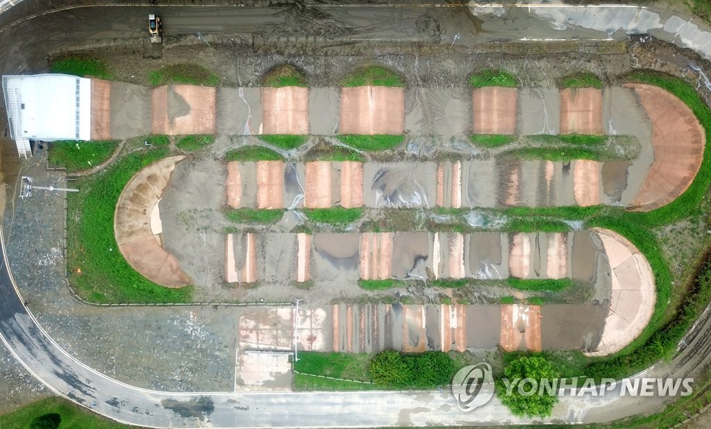 진흙으로 덮인 BMX경기장