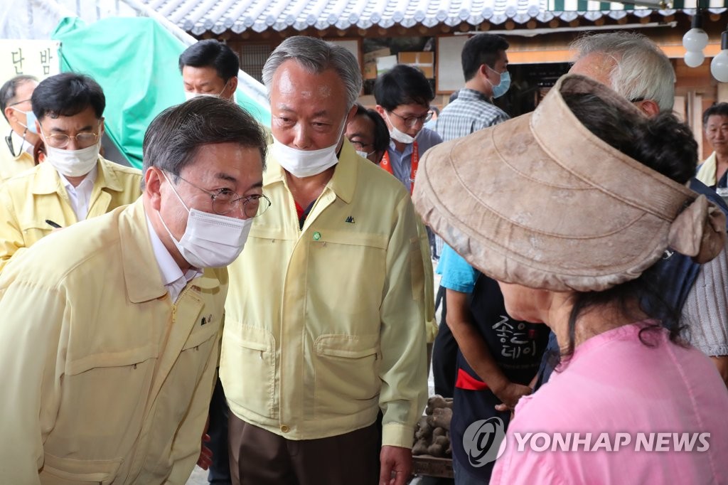 Moon visita un mercado afectado por las fuertes lluvias Moon visita un mercado afectado por las fuertes lluvias