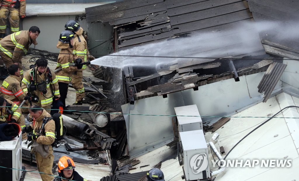 잔불 정리하는 소방대원들