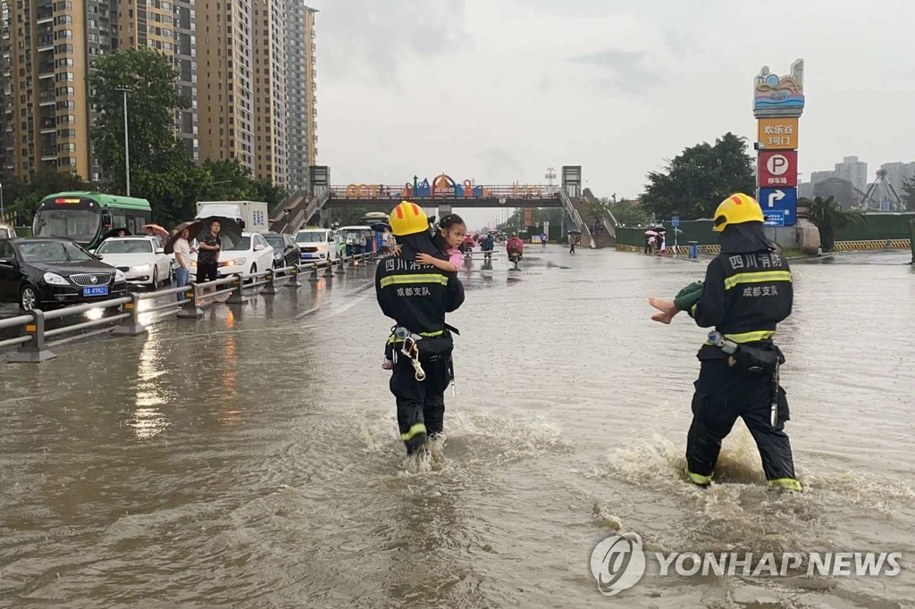 폭우로 고립된 주민 돕는 중국 청두시 구조대원들
