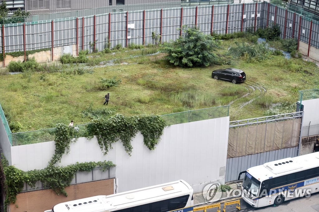ソウルの日本大使館敷地で除草作業 ソウルの日本大使館敷地で除草作業