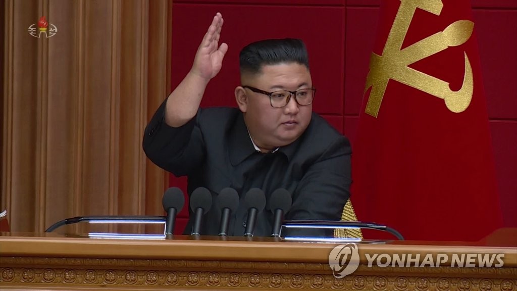 회의 주재하는 김정은