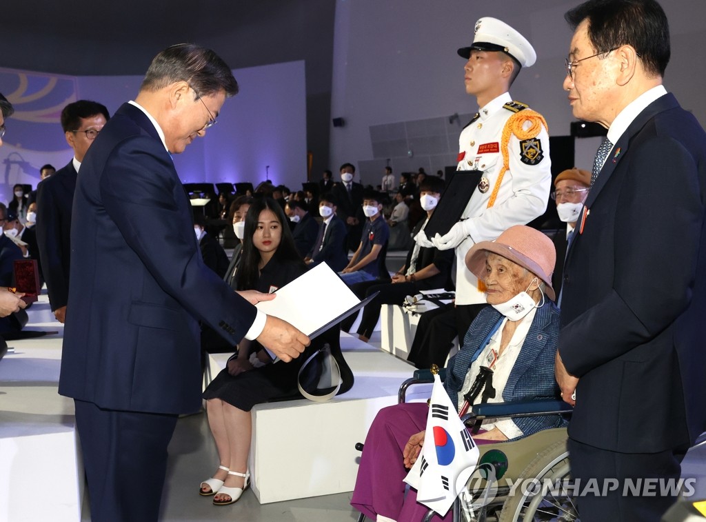 독립유공자 포상하는 문재인 대통령