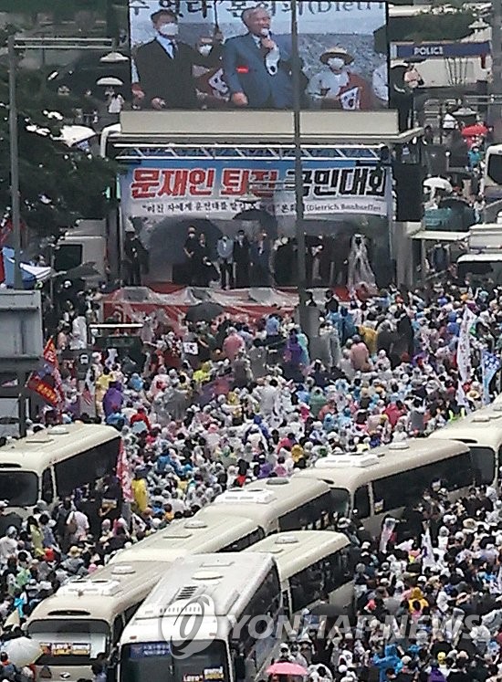 In the file photo taken Aug. 15, 2020, thousands of people take part in anti-government rallies organized by conservative groups in Gwanghwamun in central Seoul. (Yonhap)